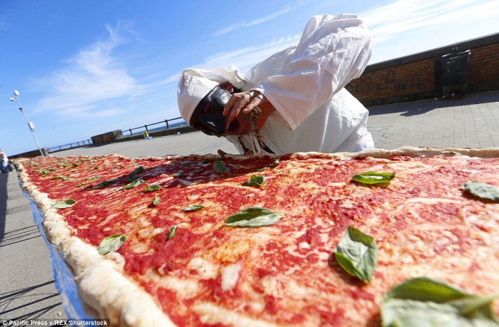 A fost realizată cea mai lungă pizza din lume! Cât măsoară și unde s-a înregistrat recordul