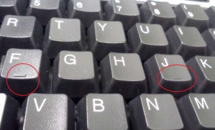 De ce literele F şi J de pe tastatură au o micuţă linie sub ele. Cum îţi măresc viteza de tastare