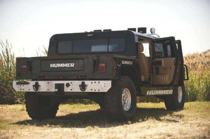 Au scos la vânzare un Hummer cu 100.000$.Când a auzit cui i-a aparţinut, un client a oferit 337.000$