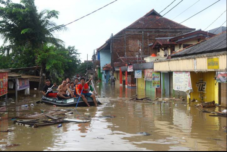 Inundații catastrofale, urmate de o alunecare de teren: 17 morți, 4 dispăruți 