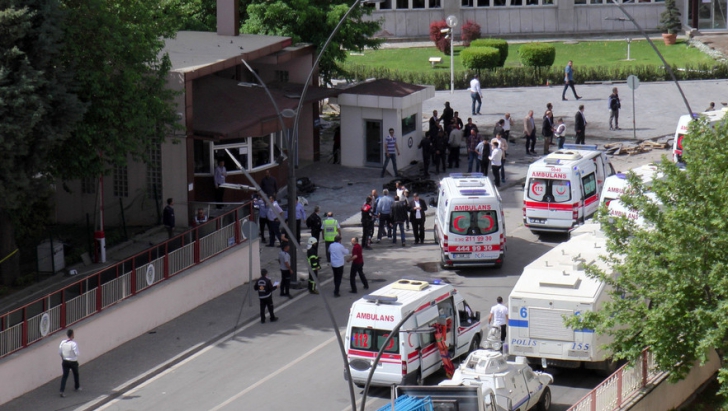 Atentat terorist cu maşina capcană, în Turcia. Un poliţist a fost ucis, mai multe persoane, rănite