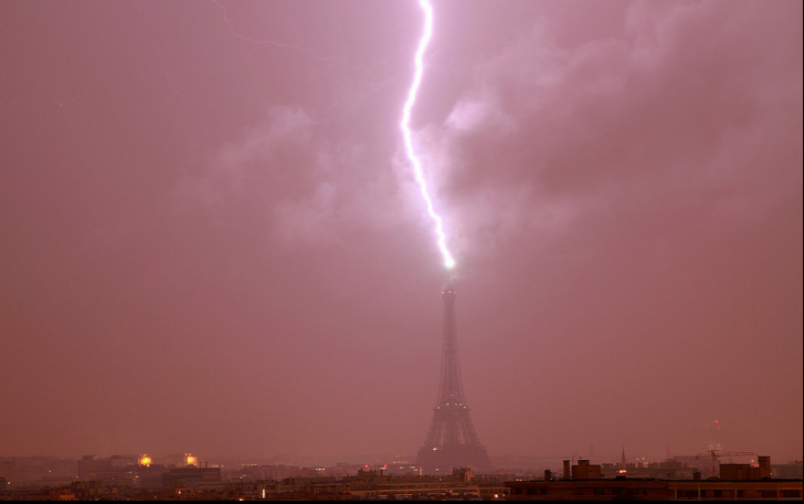 Turnul Eiffel a fost lovit de un fulger. Imaginea a făcut înconjurul lumii