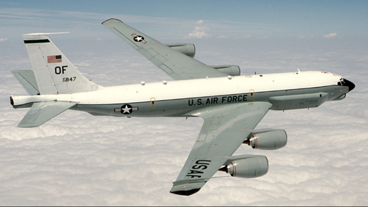 Un avion de spionaj american a zburat 'periculos' de aproape de un avion civil, la granița cu Rusia