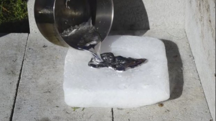 Ce se întâmplă dacă torni aluminiu topit peste gheața carbonică. Te-ai fi așteptat la asemenea efect