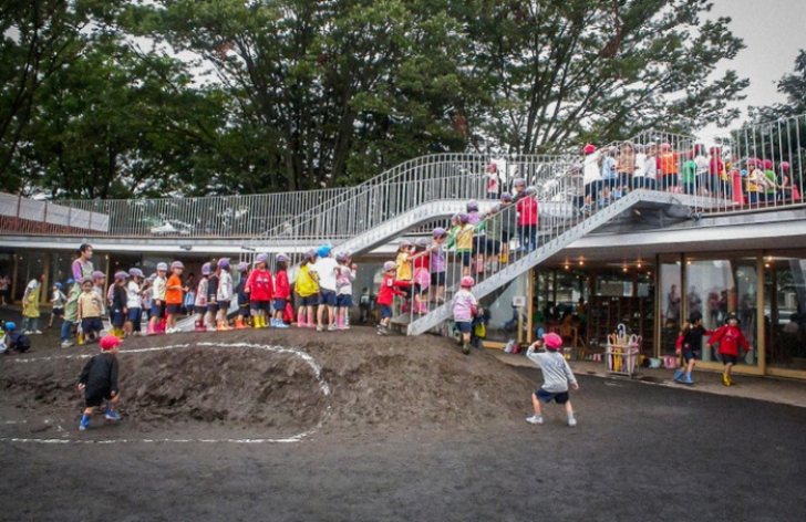 Construcţia bizară care uluieşte lumea: cum arată o grădiniţă fără pereţi din Japonia