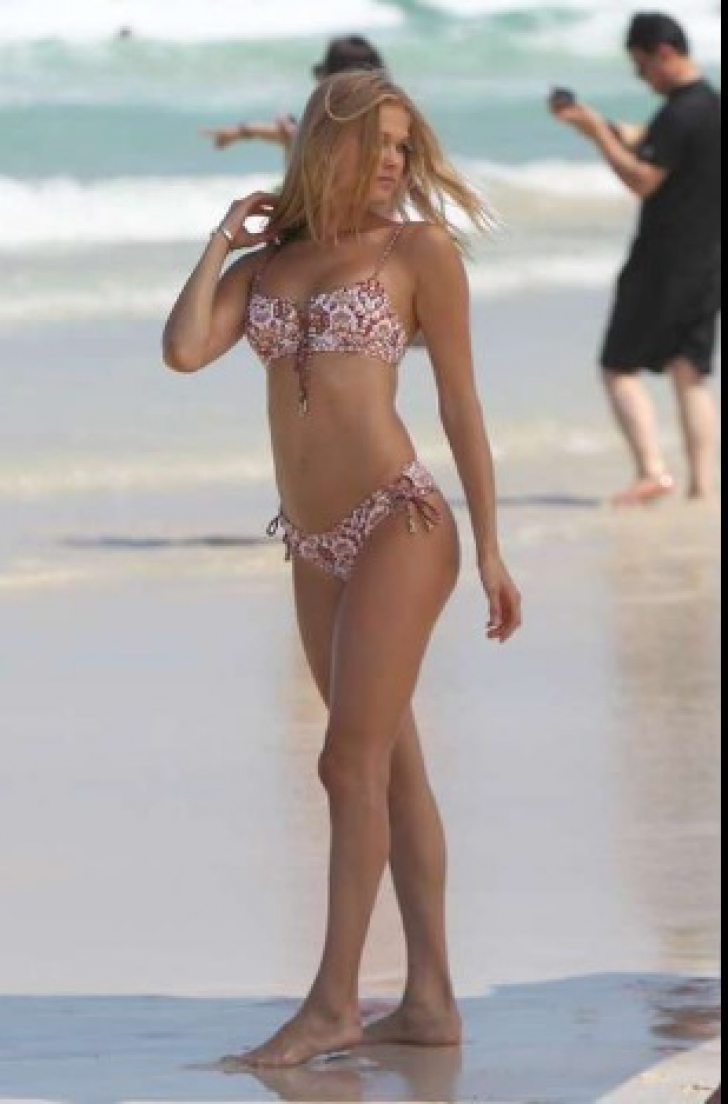Ea este cel mai frumos model de la Victoria's Secret. Au prins-o aproape nud pe plajă. Forme sexy