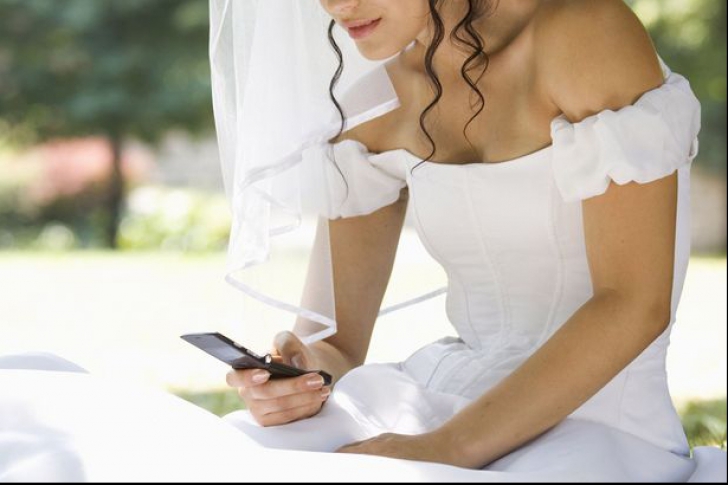 În noaptea nunții, mirele s-a uitat în telefonul soției. A citit primul mesaj, apoi a cerut divorțul