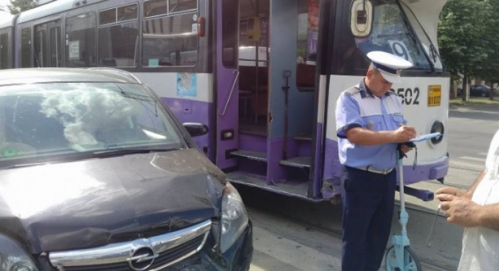 Accident luni după-amiază: o maşină a trecut pe roşu şi a lovit un tramvai şi alte două autoturisme