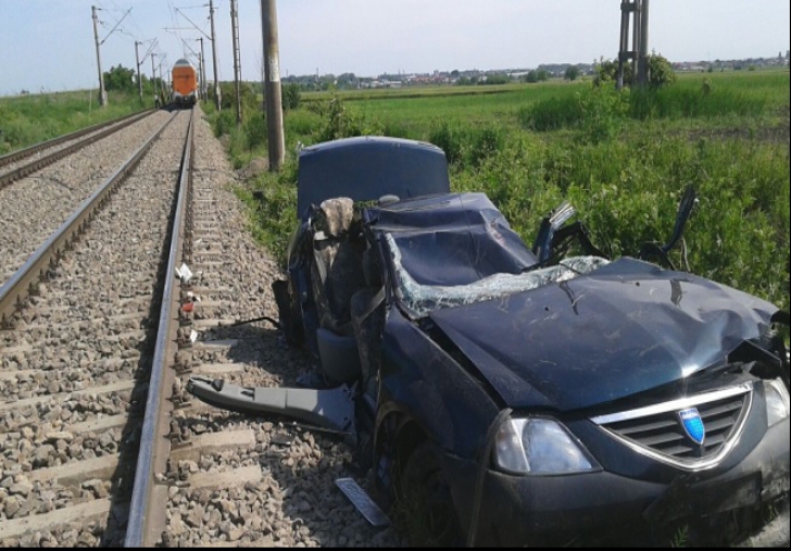 Accident cumplit, la trecerea de cale ferată. O mașină, strivită de tren: 2 morți și un rănit grav