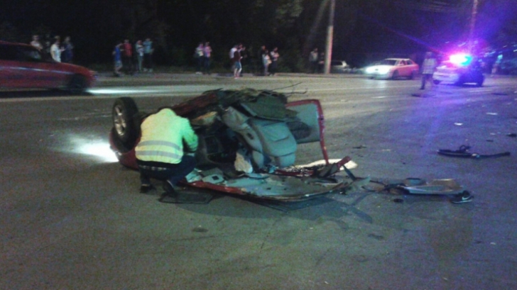 Accident cumplit la Constanţa: una dintre maşini s-a rupt pur şi simplu în două. Cinci răniţi