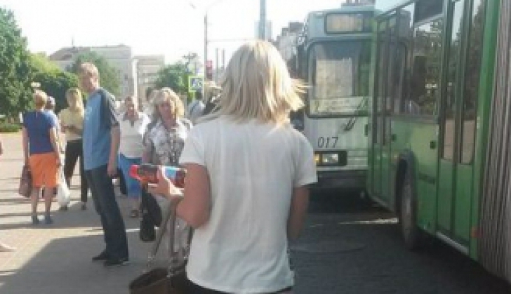 Cum a ieșit această femeie în centrul orașului. Nu mai are nicio jenă. Trecătorii au încremenit