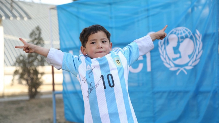 Familia copilului din Afganistan căruia Messi i-a dăruit un tricou, forţată să-şi părăsească ţara