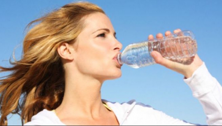 5 modalităţi simple să bei mai multă apă