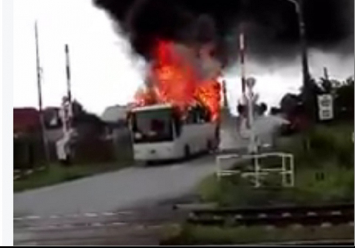 Un autobuz plin cu călători a luat foc la trecerea de cale ferată