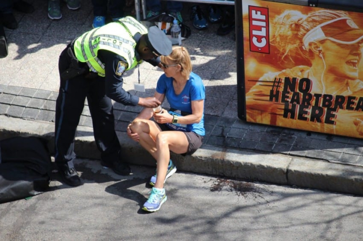 Un polițist s-a apropiat de o femeie abătută. S-a aplecat asupra ei și i-a șoptit ceva la ureche