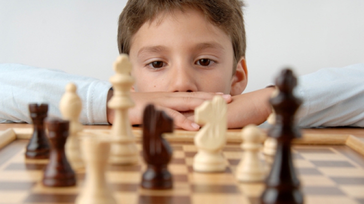 Sărbătorește Ziua Copilului în fața tablei de șah!