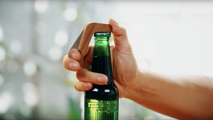 S-a inventat desfăcătorul de bere inteligent care îți anunță prietenii când deschizi o nouă sticlă
