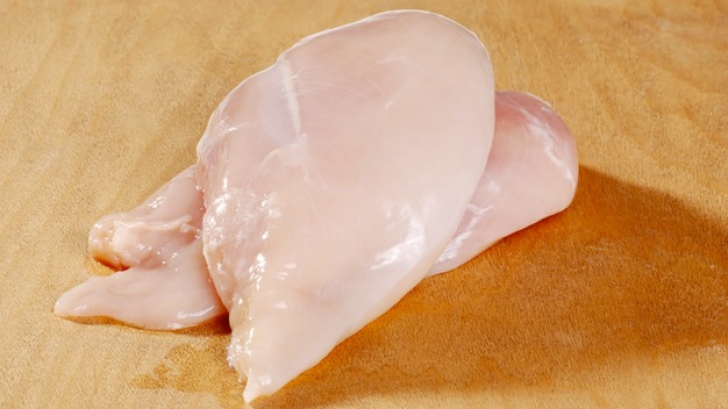 ANSVSA: 1.500 de kg de carne de pui provenită din Polonia, depistată cu Salmonella