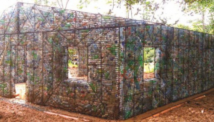 Orașul unde se construiesc case din sticle de plastic reciclate! Cum arată locuințele din PET-uri