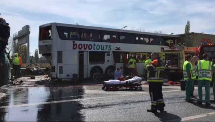Autocar cu 82 de pasageri, lovit de un camion bulgar: zeci de răniți