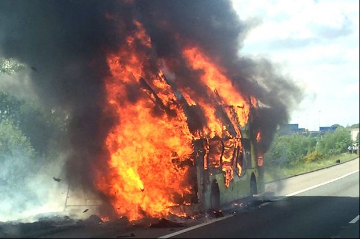 Un autocar cu peste 50 de elevi a luat foc în mers, pe autostradă