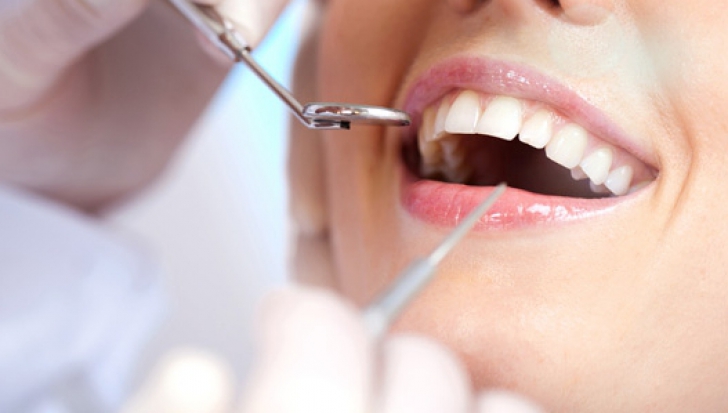 Studiu: Jumătate dintre românii care ajung la dentist au nevoie de tratamente complexe 