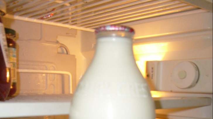De ce nu ar trebui să depozitezi NICIODATĂ laptele pe primul raft al frigiderului