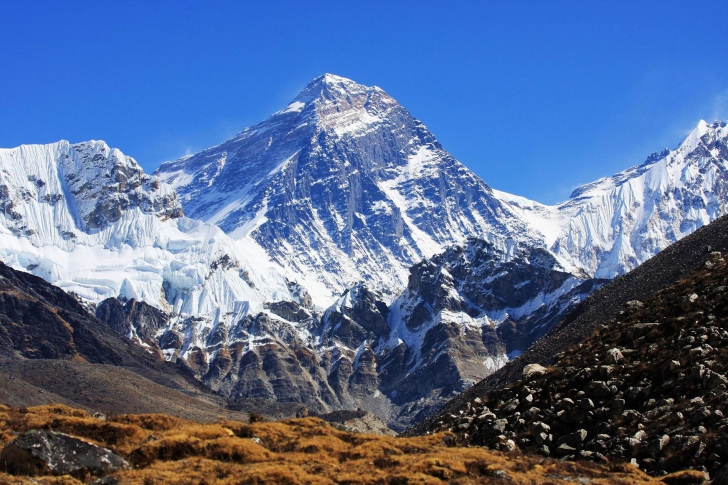 Cât costă să escaladezi Everestul şi cât câştigă guvernul nepalez din expediţii