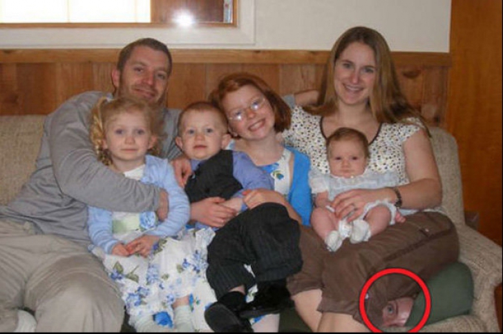 Și-au făcut o fotografie de familie. Poliția s-a sesizat după ce a descoperit un secret teribil