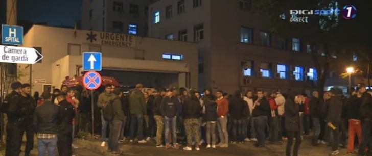 Fanii lui Dinamo s-au adunat în faţa Spitalului de Urgenţă. S-au încăierat cu jandarmii