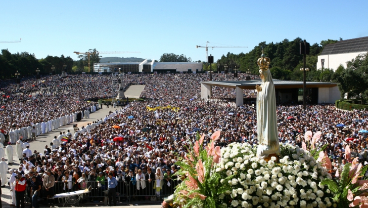 Pelerinajul de la Fatima. Peste 180.000 de mii de persoane s-au rugat la sanctuarul catolic 