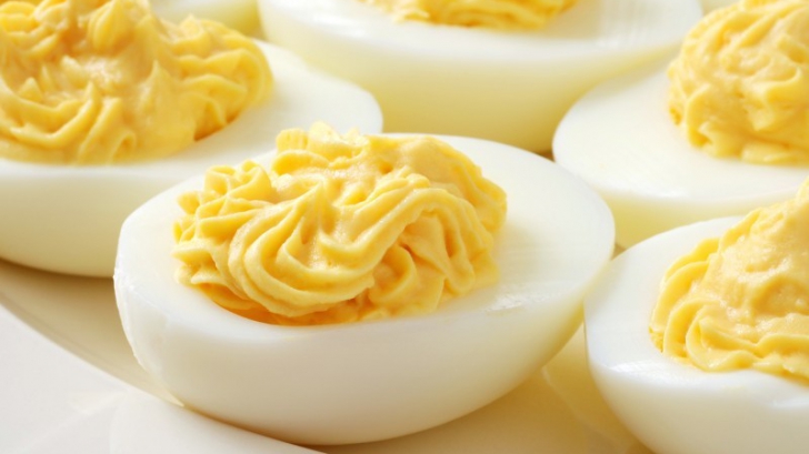 Reţetă: Ouă umplute cu cremă de gălbenuş, brânză, muştar şi maioneză