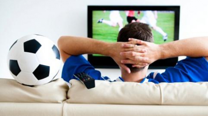 Ce fac românii când se uită la un meci de fotbal, la TV: un studiu a relevat ce mulţi bănuiam