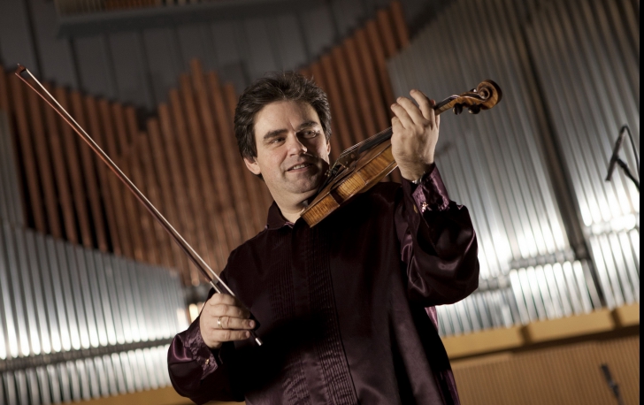 Concert Regal în onoarea zilei de 10 mai. Gabriel Croitoru va cânta Ceaikovski pe vioara lui Enescu
