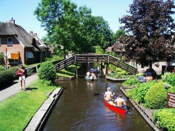 Satul Giethoorn