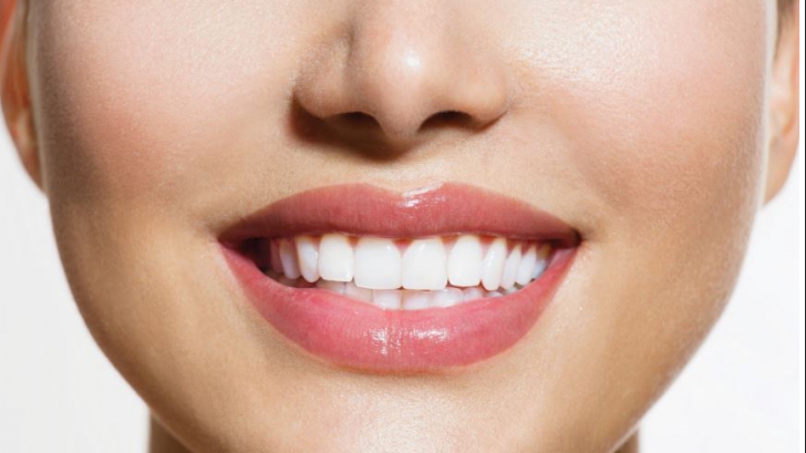 Atenţie! Dacă îţi sângerează gingiile după ce te speli pe dinţi, ai putea avea o boală cruntă