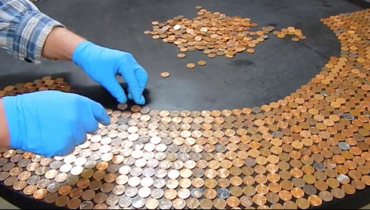 A așezat peste 3500 de monede pe o masă. Totul a durat 10 ore. Rezultatul e spectaculos