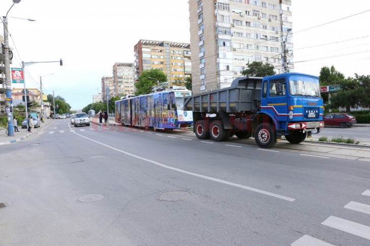 Tramvai modernizat cu 10000 de euro, rămas blocat pe şine la prima cursă. Cum arată vehiculul