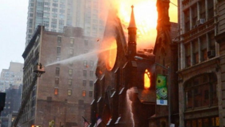 Imagini apocaliptice: două biserici ortodoxe, mistuite de flăcări în ziua de Paşte