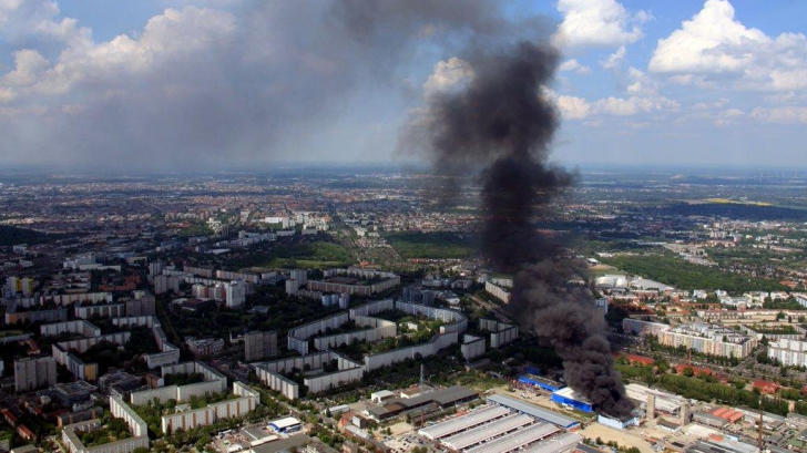 Incendiu de amploare la un mall din Berlin. Sute de pompieri, mobilizaţi să stingă focul