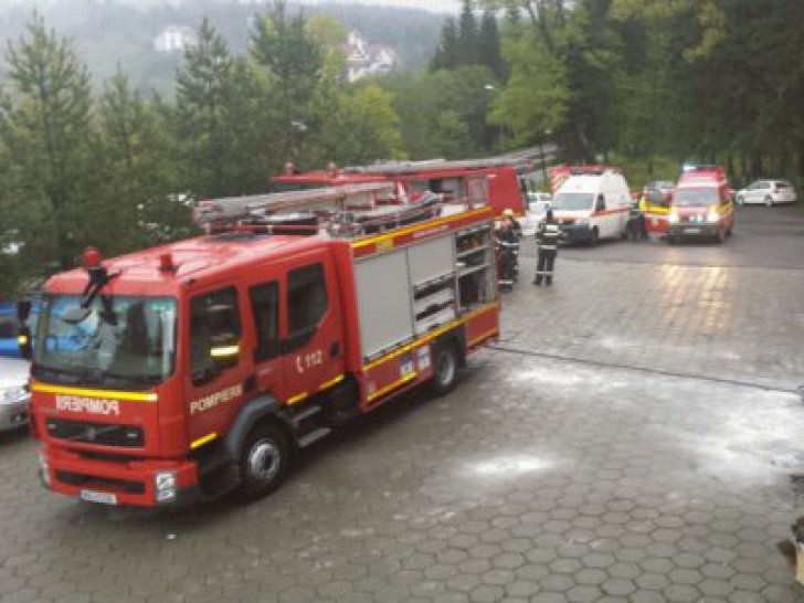 Incendiu puternic la un hotel din Predeal: 120 de turişti, evacuaţi
