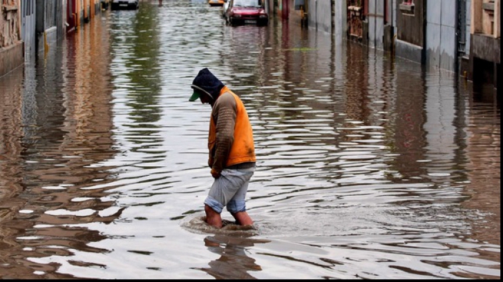 Bilanțul provizoriu al inundațiilor: 4 victime, peste 500 de locuințe afectate, spitale inundate