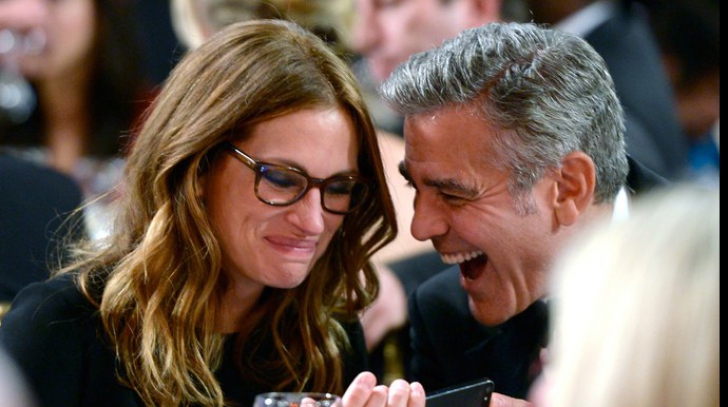 George Clooney și Julia Roberts, participanți la un inedit karaoke 