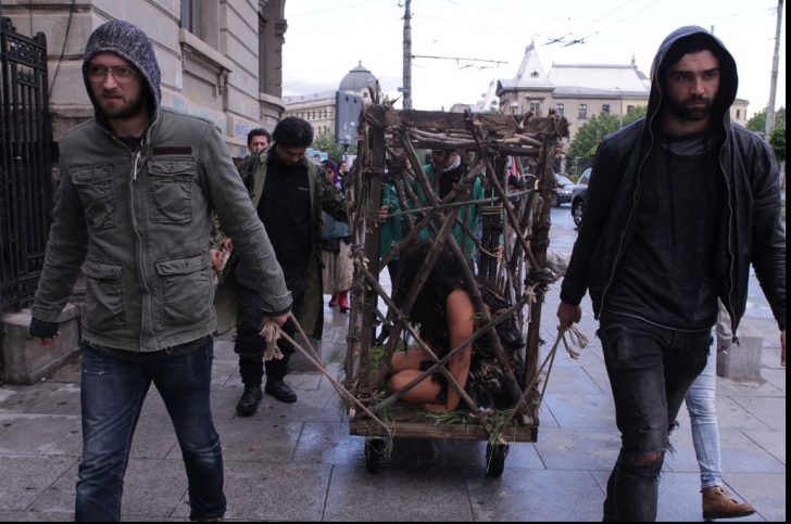 Tânără închisă într-o cușcă și plimbată prin centrul Bucureștiului. Reacția trecătorilor, șocantă