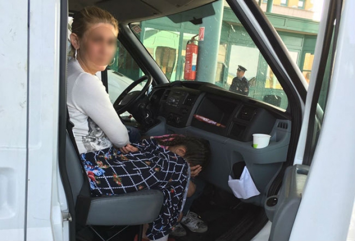 Poliţiştii de frontieră, şocaţi. Ce ascunsese o româncă sub fuste, ca să treacă graniţa FOTO