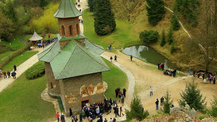 Scandal la Mănăstirea Prislop, după incendiul din această după amiază
