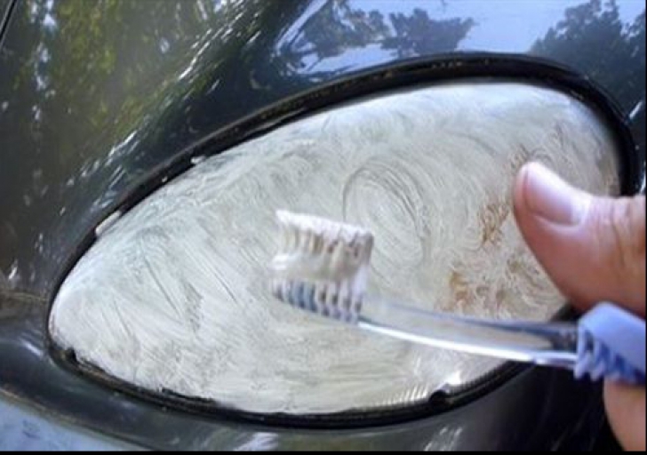 A turnat pastă de dinți pe farul mașinii și a început să frece cu putere. A rămas uluit de rezultat