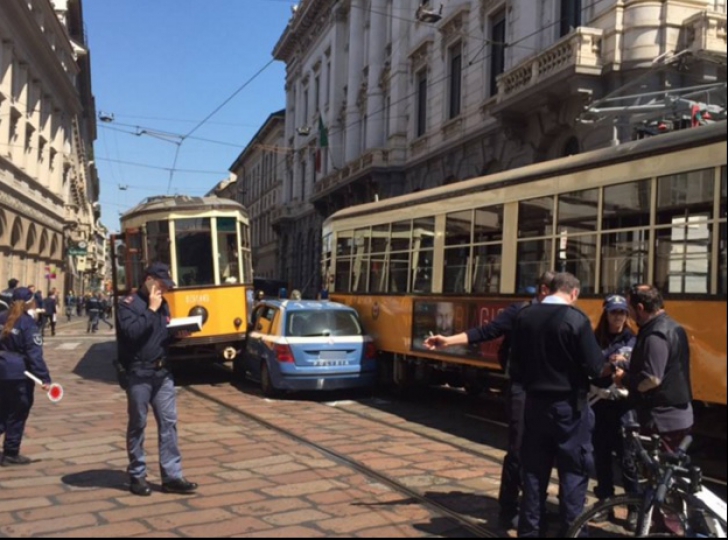 Maşină de poliţie, strivită de două tramvaie, în centrul oraşului 