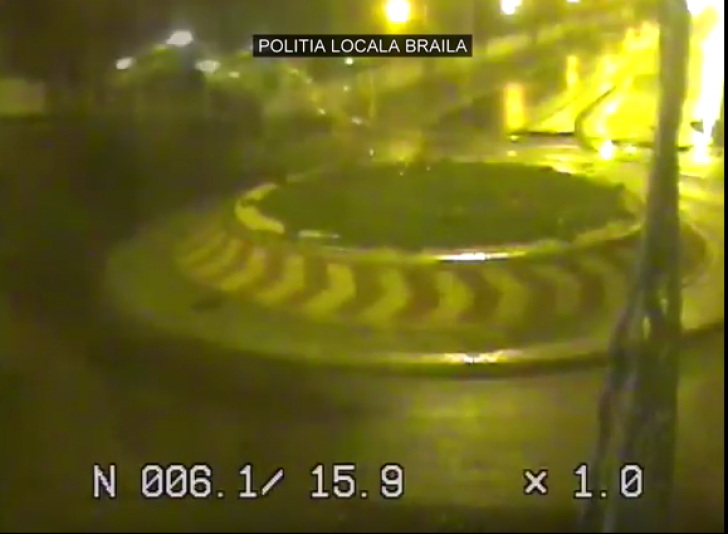 O mașină a zburat, la propriu, peste un sens giratoriu. Imaginile sunt incredibile