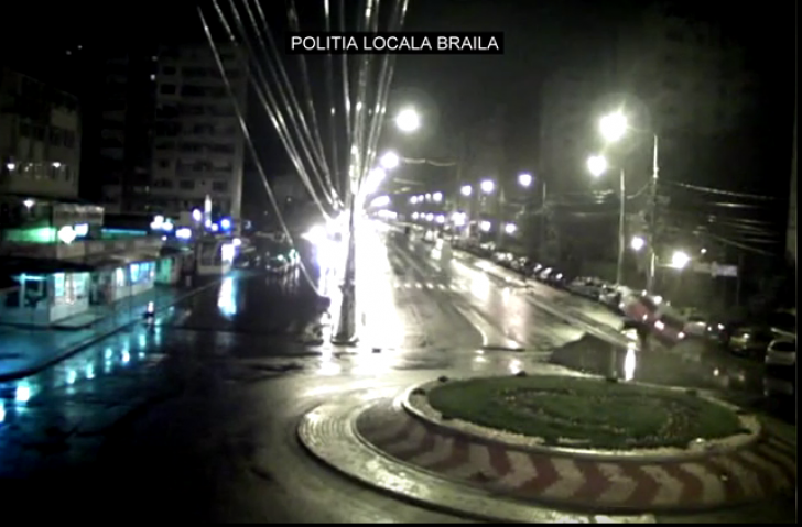 O mașină a zburat, la propriu, peste un sens giratoriu. Imaginile sunt incredibile